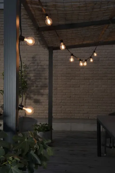 Lichtslinger, amberkleurige, 10m Zwart Van Konstsmide - Decoratieve lichtsnoer met 10 vervangbare amberkleurige LED-lampjes die een warme en uitnodigende sfeer cre&euml;ren.