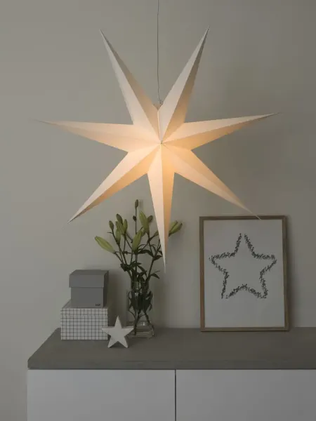 Papieren Ster Ø78 Wit Van Konstsmide - Ideaal om in het raam te hangen of tegen een mooie muur &ndash; een tijdloze decoratie die elke kamer met haar eenvoudige elegantie verfraait.