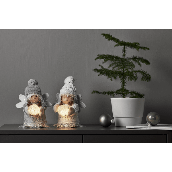 Joylight Engel Wit Van Star Trading - Gezellige witte engel met een sneeuwbal in haar handen.