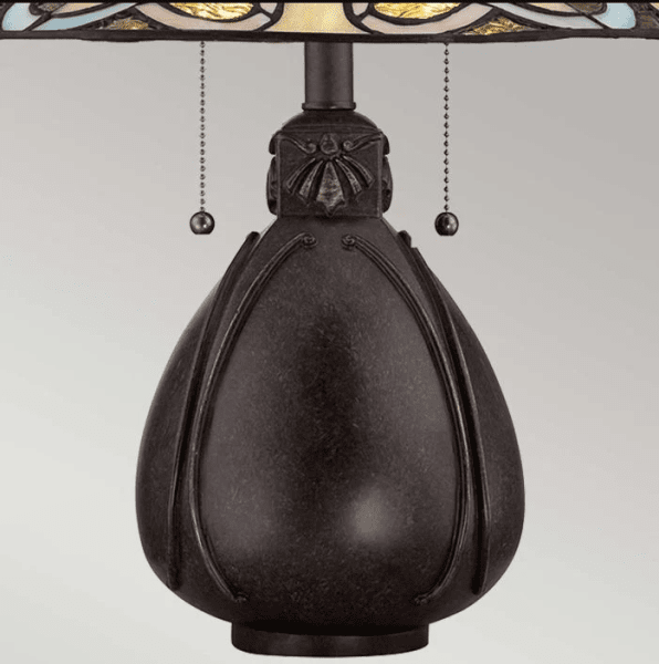 India 50cm Veelkleurig Van Elstead Lighting - De lamp staat op een klassieke voet met een bronzen afwerking, wat de tijdloze charme en elegantie versterkt.