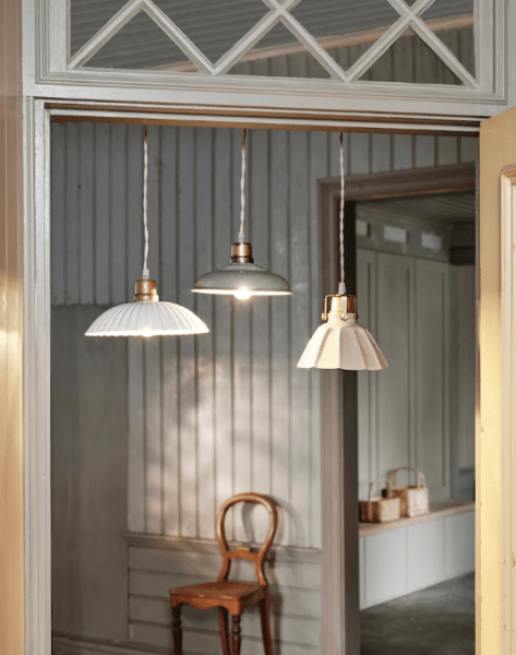 Ingrid Groot Ø24 Wit raamlamp Van Strömshaga - Geen stroomonderbreker op het snoer of kroonconnector, kies zelf of u een contact met de muur of het plafond wilt verbinden.