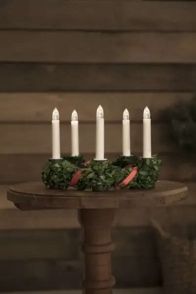 Lucia-kroon Met Decoratie Groente Van Konstsmide - Een mooie en veilige oplossing voor Luciavieringen thuis of op school.