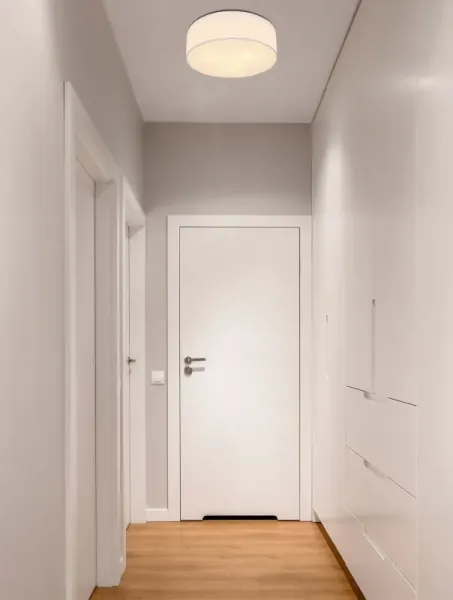 Ava Ø44 Wit plafondlamp Van Globo Lighting - Den vackra sk&auml;rmen kl&auml;dd i vackert sandf&auml;rgat textil, vilket g&ouml;r lampan l&auml;tt att kombinera med olika inredningsstilar.