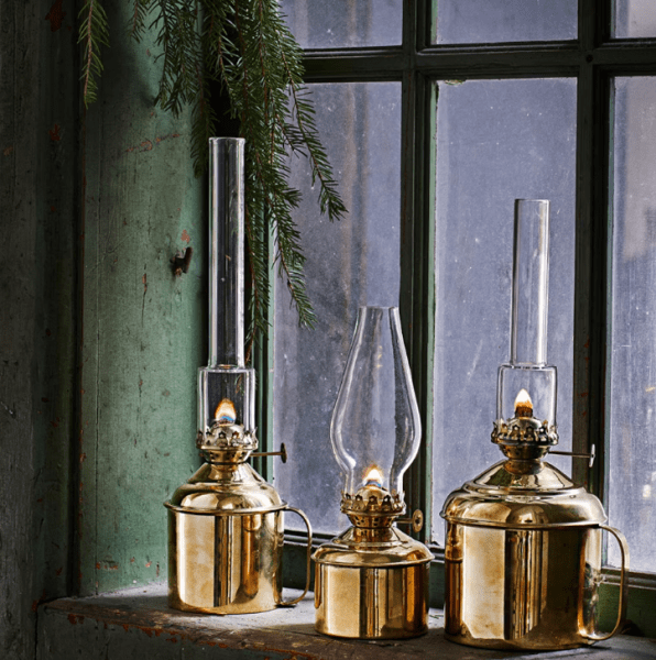 Kerosene lamp haga Goud/messing Van Strömshaga - Gebruik voor deze olielamp altijd de geurloze lampenolie van Strömshaga (artikelnummer 100001), apart verkrijgbaar.