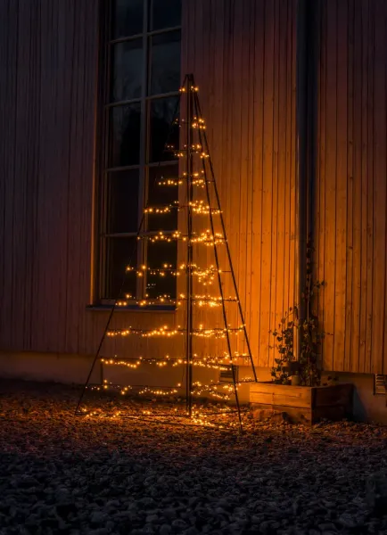 Metalen Decoratie Pyramide 240cm Zwart Van Konstsmide - Met 651 warme amberkleurige LED-lampjes verspreidt het een elegant licht en cre&euml;ert het een magische sfeer.