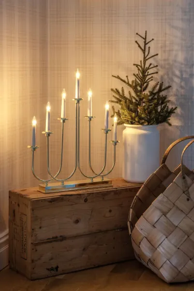 Candelabra 7 Lights Messing Van Konstsmide - Cre&euml;er een luxueuze en uitnodigende kerstsfeer met deze stijlvolle Adventkandelaar met een messing afwerking.