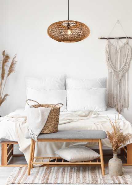 Hedda Ø52 Natuur hanglamp Van Trio Lighting - De decoratieve armatuur HEDDA cre&euml;ert spannende contrasten en fleurt ruimtes op met zijn sisalvlechtwerk dat een patroon van licht en schaduw op het oppervlak werpt.