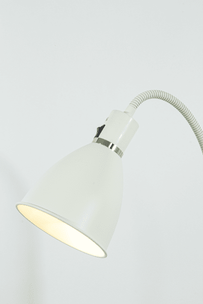 Idre 1 Wit vloerlamp Van Aneta Lighting - Idre is een stijlvolle staande lamp in matwit metaal met een elegante decoratieve ring in chroom.