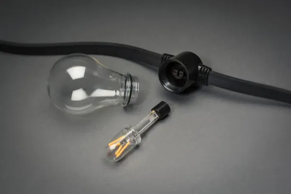 Lichtslinger, amberkleurige, 10m Zwart Van Konstsmide - Decoratieve lichtsnoer met 10 vervangbare amberkleurige LED-lampjes die een warme en uitnodigende sfeer cre&euml;ren.