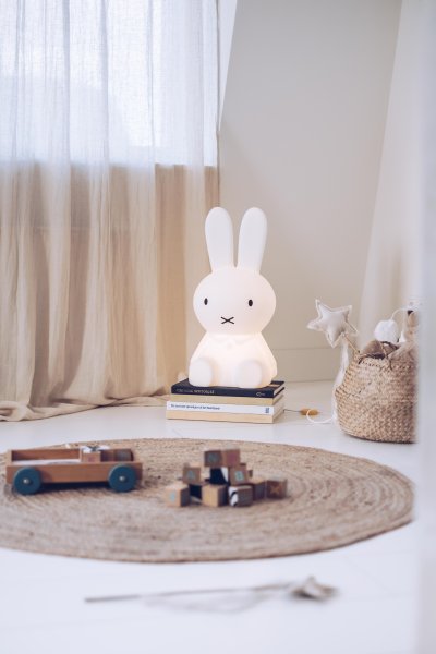 Miffy Star Light Wit kinderlamp Van Mr Maria - Nijntje, bekend en geliefd om haar verhalen en stijlvolle expressie, wordt een uniek en rustgevend detail in de kamer.