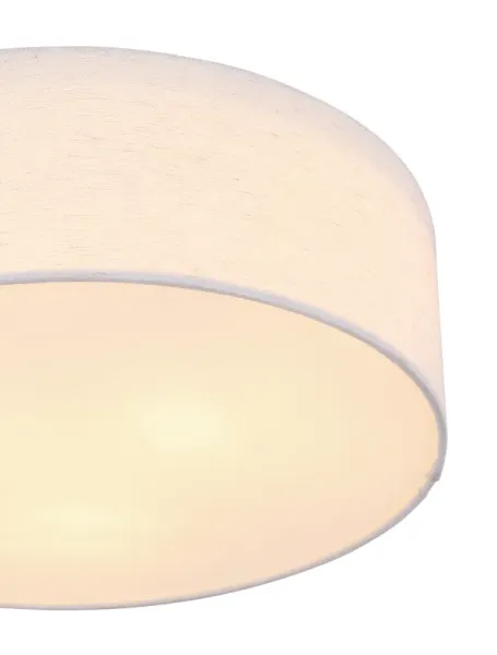 Ava Ø44 Wit plafondlamp Van Globo Lighting - Den vackra sk&auml;rmen kl&auml;dd i vackert sandf&auml;rgat textil, vilket g&ouml;r lampan l&auml;tt att kombinera med olika inredningsstilar.