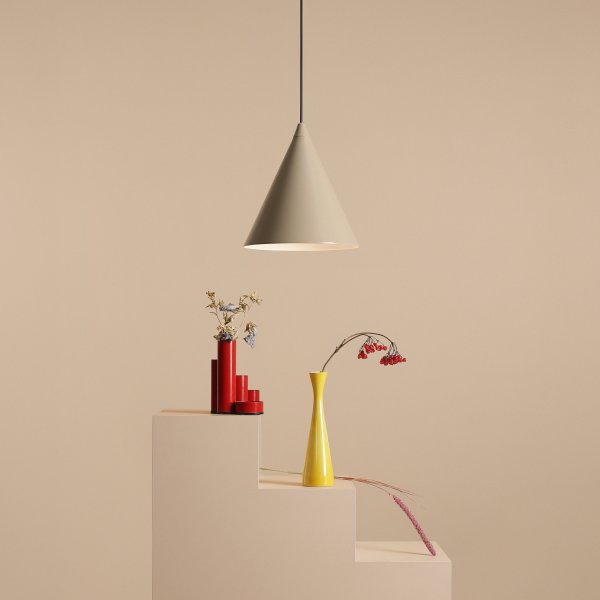 Form Ø24 Beige hanglamp Van Artera - Het tijdloze design en de subtiele kleur zorgen ervoor dat de lamp gemakkelijk in verschillende interieurstijlen past en tegelijkertijd een verfijnde en moderne uitstraling aan de kamer toevoegt.