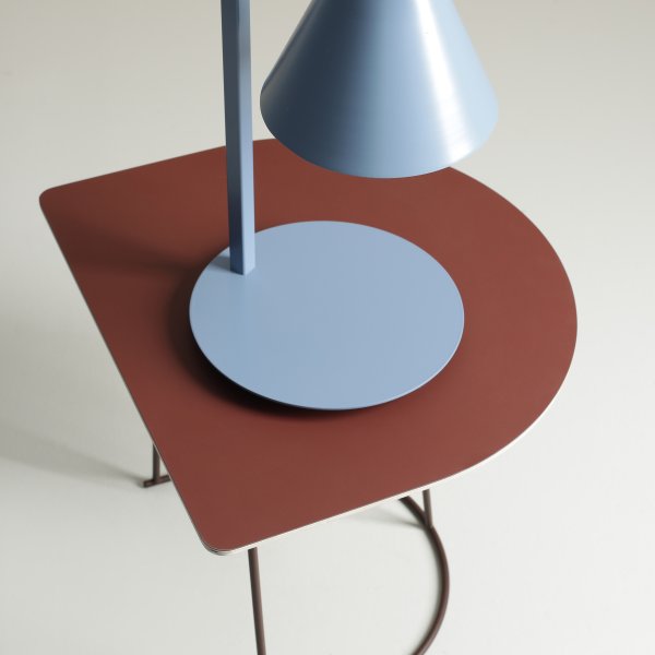 Form 40cm Blauw tafellamp Van Artera - Het tijdloze design en de subtiele kleur zorgen ervoor dat de lamp gemakkelijk in verschillende interieurstijlen past en tegelijkertijd een verfijnde en moderne uitstraling aan de kamer toevoegt.