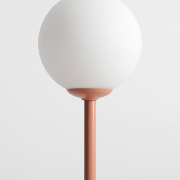 Pinne 35cm Koraal tafellamp Van Artera - De slanke voet van de lamp in een subtiele koraalrode tint geeft hem een moderne uitstraling en is perfect als decoratief detail in zowel de woonkamer, slaapkamer of op het balkon.