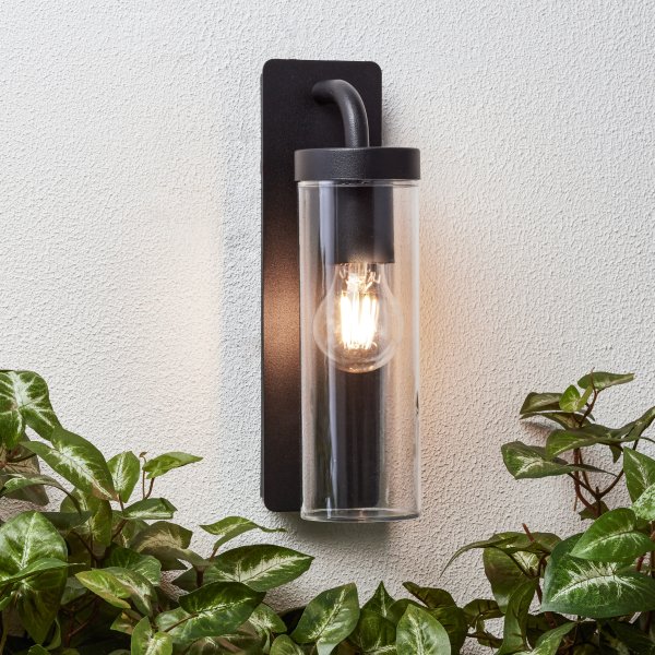 Aosta Matzwart buitenlamp Van Brilliant - De Aosta buitenwandlamp biedt zowel praktische als sfeervolle verlichting, ideaal voor het verlichten van de voordeur tijdens de donkere seizoenen.