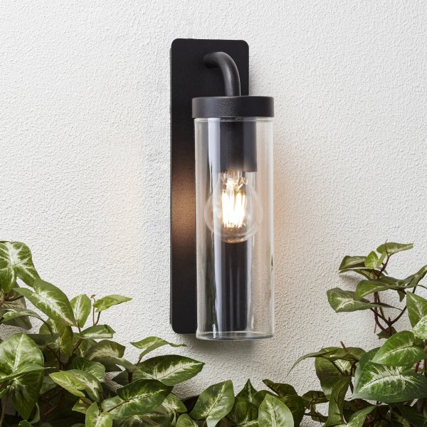 Aosta Matzwart buitenlamp Van Brilliant - De Aosta buitenwandlamp biedt zowel praktische als sfeervolle verlichting, ideaal voor het verlichten van de voordeur tijdens de donkere seizoenen.