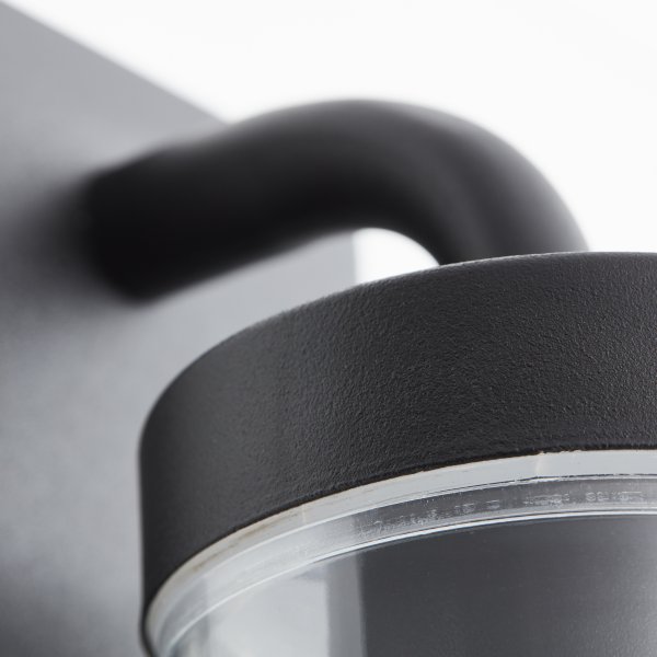 Aosta Matzwart buitenlamp Van Brilliant - De Aosta buitenwandlamp biedt zowel praktische als sfeervolle verlichting, ideaal voor het verlichten van de voordeur tijdens de donkere seizoenen.