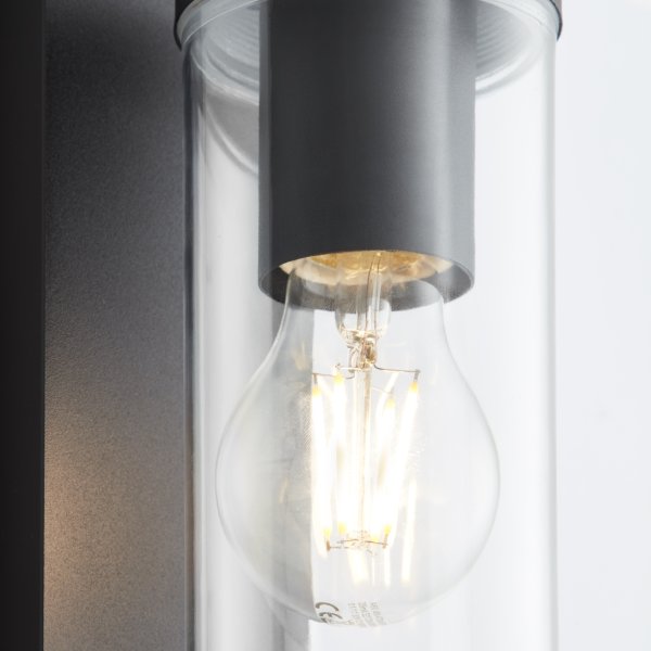 Aosta Matzwart buitenlamp Van Brilliant - De Aosta buitenwandlamp biedt zowel praktische als sfeervolle verlichting, ideaal voor het verlichten van de voordeur tijdens de donkere seizoenen.