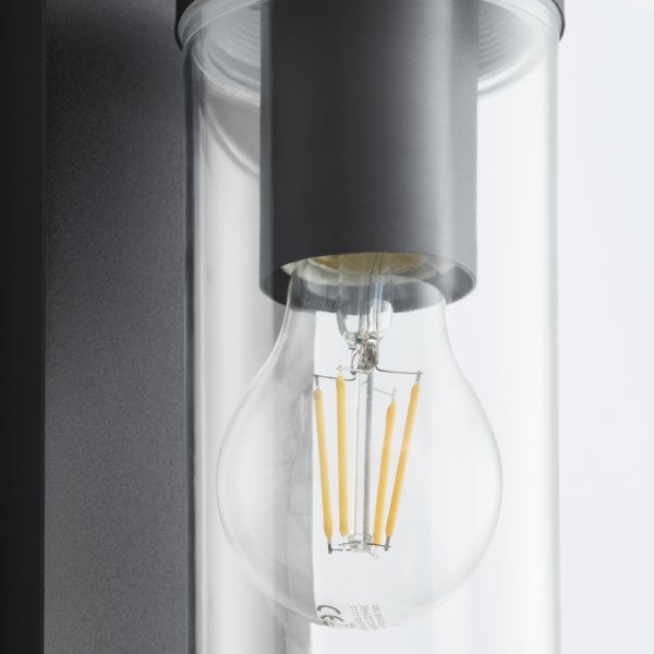 Aosta Matzwart buitenlamp Van Brilliant - De Aosta buitenwandlamp biedt zowel praktische als sfeervolle verlichting, ideaal voor het verlichten van de voordeur tijdens de donkere seizoenen.