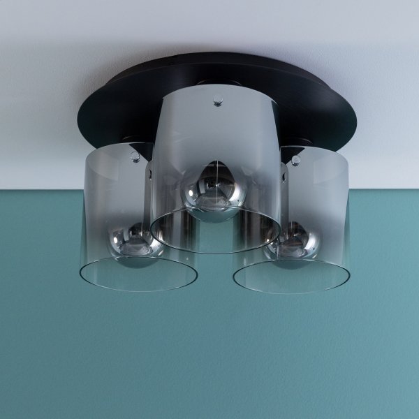 Beth Ø35 Rookkleurig plafondlamp Van Brilliant - De Beth plafondlamp met drie lichtbronnen overtuigt door de harmonieuze combinatie van uiterlijk en functie.