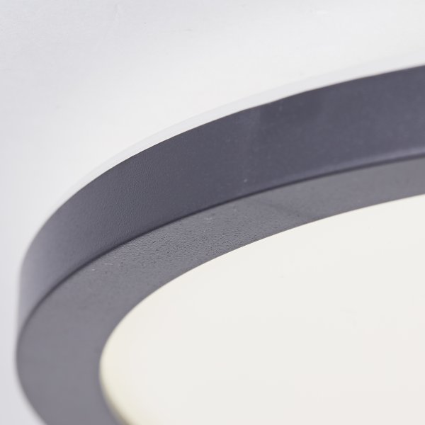 Brennan Ø30 Zwart badkamerlamp Van Brilliant - Brennan is uitgerust met een praktische 3-staps dimmer die gebruikt wordt met een standaard wandschakelaar en een geheugenfunctie die uw laatste lichtinstelling onthoudt.