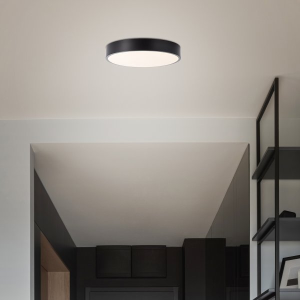 Slimline Ø33 Zwart plafondlamp Van Brilliant - Ondanks zijn formaat heeft hij een hoge lichtsterkte van 2400 lumen en een warmwitte lichtkleur van 3000 Kelvin, wat een aangename sfeer cre&euml;ert.