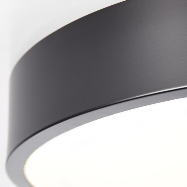 Slimline Ø33 Zwart plafondlamp Van Brilliant - Ondanks zijn formaat heeft hij een hoge lichtsterkte van 2400 lumen en een warmwitte lichtkleur van 3000 Kelvin, wat een aangename sfeer cre&euml;ert.