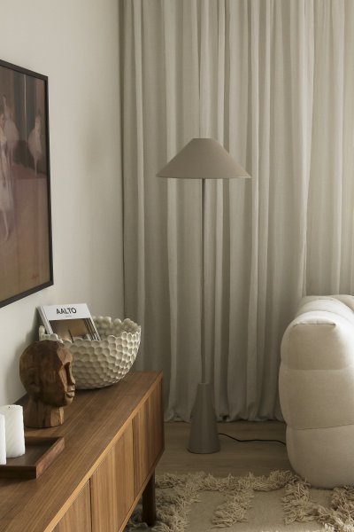 Cannes Beige vloerlamp Van Globen Lighting - De vloerlamp Cannes is gebaseerd op een evenwicht van geometrische vormen in een minimalistisch en stijlvol design dat in veel omgevingen past.