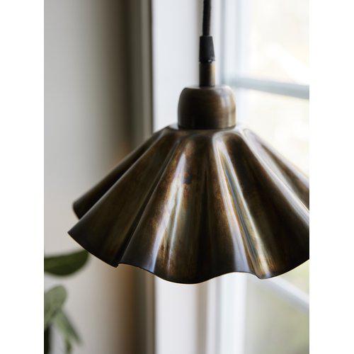 Aira Ø25 Goud raamlamp Van PR Home - De Aira raamlamp met oliegewreven afwerking is een kleinere plafondlamp met een organisch gebogen metalen kap die een rustieke stijl combineert met modern design.