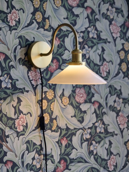 Axel 25cm Messing wandlamp Van PR Home - De glazen kap heeft een diameter van 25 cm en is 8 cm hoog.