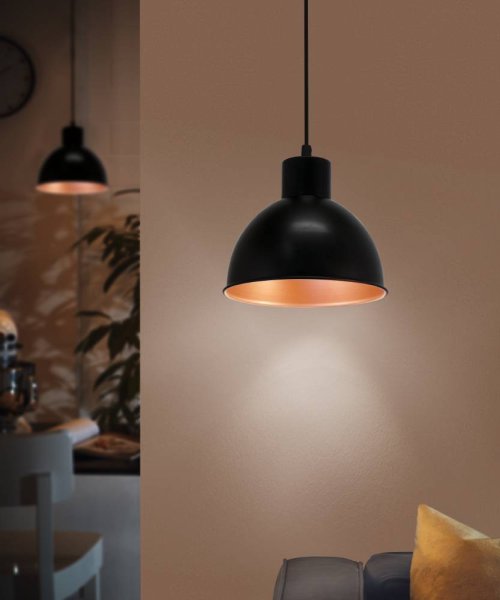 Truro Ø20 Zwart hanglamp Van Eglo - Het minimalistische design van de lamp maakt het gemakkelijk om te combineren met verschillende interieurstijlen en geeft de kamer een vleugje industriële charme en warmte.