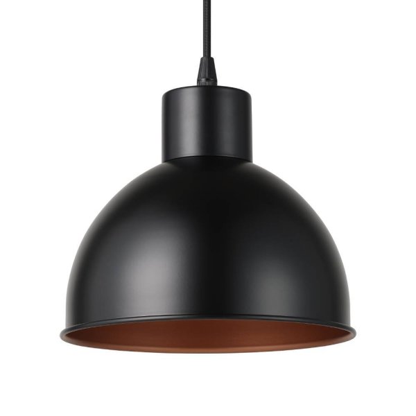 Truro Ø20 Zwart hanglamp Van Eglo - Het minimalistische design van de lamp maakt het gemakkelijk om te combineren met verschillende interieurstijlen en geeft de kamer een vleugje industriële charme en warmte.