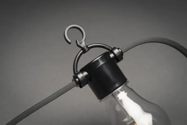 Lichtslinger, amberkleurige, 10m Zwart Van Konstsmide - Decoratieve lichtsnoer met 10 vervangbare amberkleurige LED-lampjes die een warme en uitnodigende sfeer cre&euml;ren.