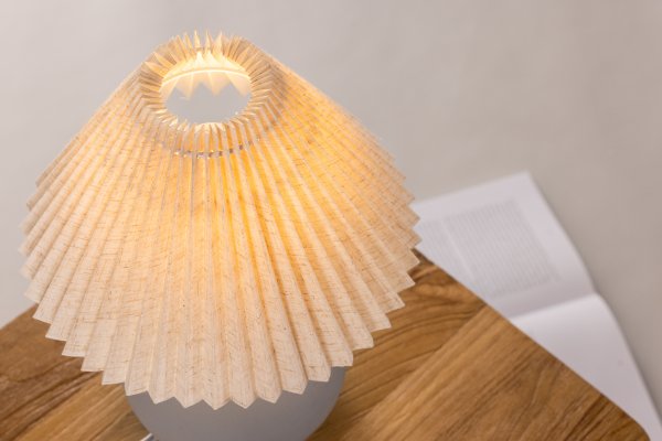 Älvsborg 37cm Grijs tafellamp Van Venture Design - Plaats hem op een kantoor in de hal of op een zichtbare plaats in de woonkamer om het interieur te verhogen.