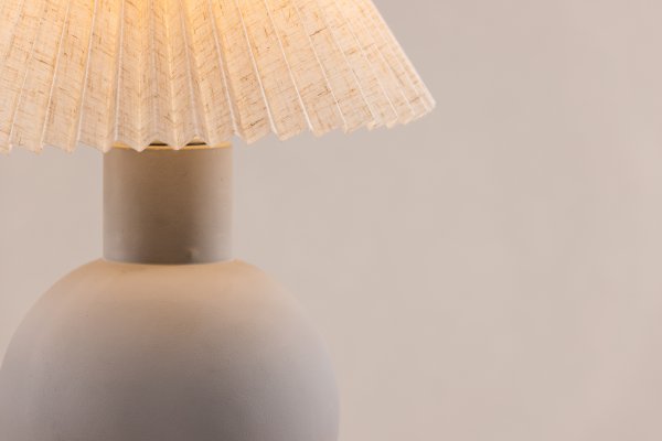 Älvsborg 37cm Grijs tafellamp Van Venture Design - Plaats hem op een kantoor in de hal of op een zichtbare plaats in de woonkamer om het interieur te verhogen.