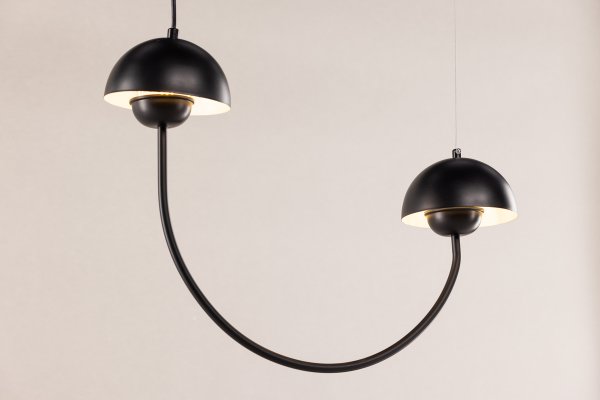 Lyckorna 55cm Zwart hanglamp Van Venture Design - De lampen hebben een afgerond plafond dat een aangenaam licht in de kamer verspreidt.