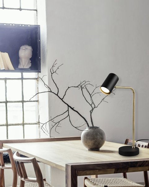 Marley 45cm Mat messing bureaulamp Van Trio Lighting - De moderne combinatie van matzwart en matmessing zorgt voor stijlvolle contrasten en verfraait het interieur.