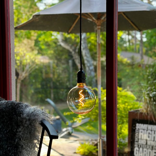 Gravity Zwart Van Lightson - Gravity en de lichtbron vormen samen een lamp die bijvoorbeeld boven een eettafel, salontafel of in een hoek van een pergola gehangen kan worden.