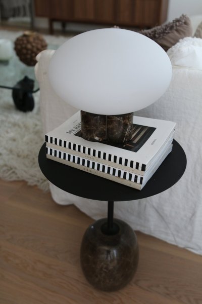 Mammut 25cm Bruin tafellamp Van Globen Lighting - De lampenvoet is gecombineerd met een ronde, matwitte en afgeplatte glazen kap in een iets groter formaat, wat een speelse uitstraling creëert.