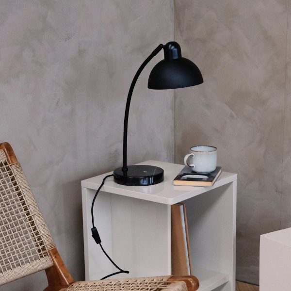 Eric 48cm Zwart bureaulamp Van Dyberg Larsen - Ontdek de elegante Eric tafellamp met zijn unieke marmeren voet en gebogen details die een verfijnde uitstraling geven.