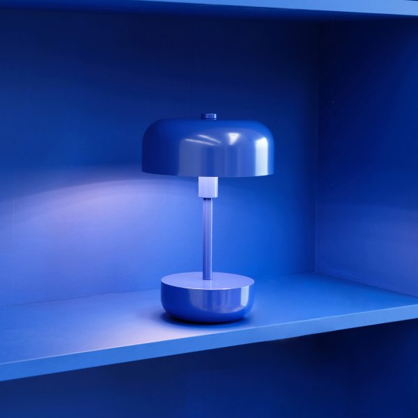 Haipot 25cm Blauw Draagbare Van Dyberg Larsen - Dankzij de drie instelbare lichtsterktes en de aan/uit-functie met druk op de knop biedt de lamp flexibel licht en brandt hij tot wel 8 uur lang op één lading.