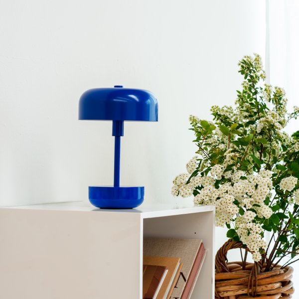 Haipot 25cm Blauw Draagbare Van Dyberg Larsen - Dankzij de drie instelbare lichtsterktes en de aan/uit-functie met druk op de knop biedt de lamp flexibel licht en brandt hij tot wel 8 uur lang op één lading.