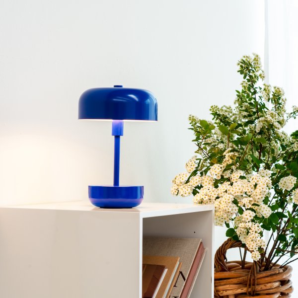 Haipot 25cm Blauw Draagbare Van Dyberg Larsen - Dankzij de drie instelbare lichtsterktes en de aan/uit-functie met druk op de knop biedt de lamp flexibel licht en brandt hij tot wel 8 uur lang op één lading.