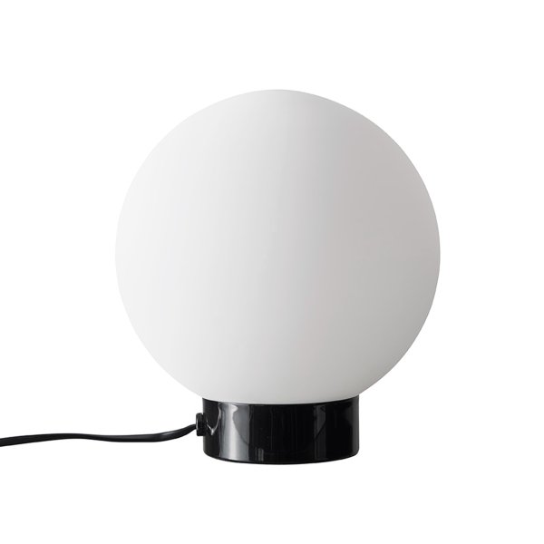 Barcelona 23cm Hoogglans zwart tafellamp Van Dyberg Larsen - Barcelona is een eenvoudige en elegante lamp met een voet van glanzend zwart metaal en een bol van mat opaalglas die een aangenaam licht verspreidt in de omgeving.