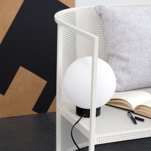 Barcelona 23cm Hoogglans zwart tafellamp Van Dyberg Larsen - Barcelona is een eenvoudige en elegante lamp met een voet van glanzend zwart metaal en een bol van mat opaalglas die een aangenaam licht verspreidt in de omgeving.