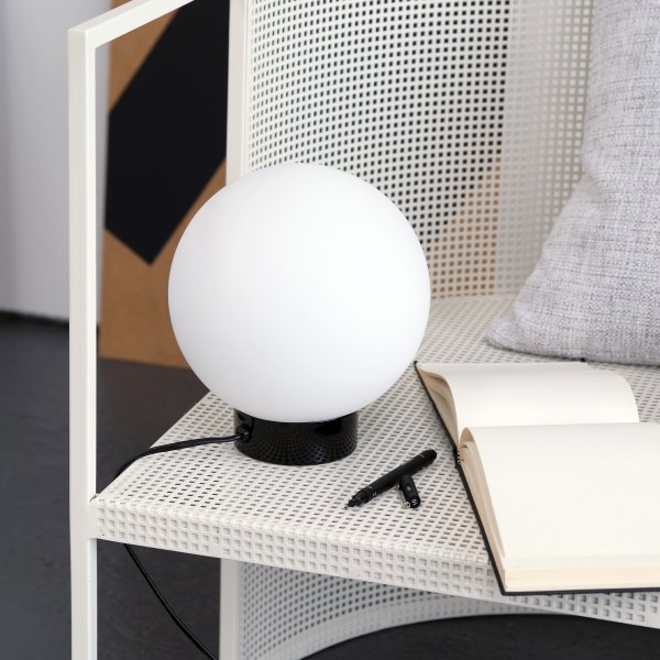 Barcelona 23cm Hoogglans zwart tafellamp Van Dyberg Larsen - Barcelona is een eenvoudige en elegante lamp met een voet van glanzend zwart metaal en een bol van mat opaalglas die een aangenaam licht verspreidt in de omgeving.