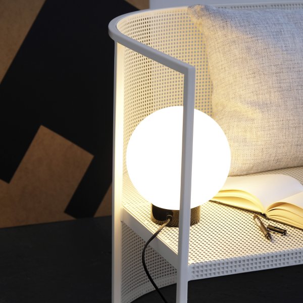 Barcelona 23cm Hoogglans zwart tafellamp Van Dyberg Larsen - Barcelona is een eenvoudige en elegante lamp met een voet van glanzend zwart metaal en een bol van mat opaalglas die een aangenaam licht verspreidt in de omgeving.