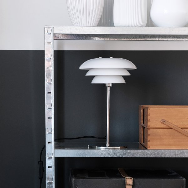 DL20 30cm Chroom tafellamp Van Dyberg Larsen - De DL20 met opaalglas en chromen voet geeft uw huis een elegante en stijlvolle upgrade.