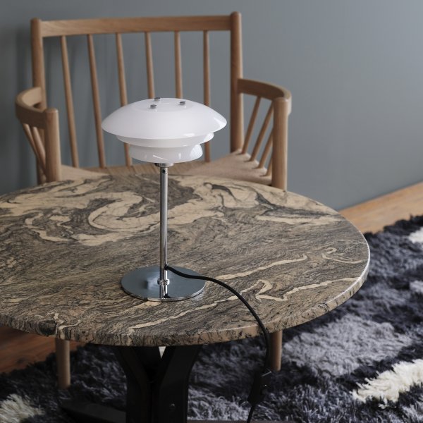 DL20 30cm Chroom tafellamp Van Dyberg Larsen - De DL20 met opaalglas en chromen voet geeft uw huis een elegante en stijlvolle upgrade.