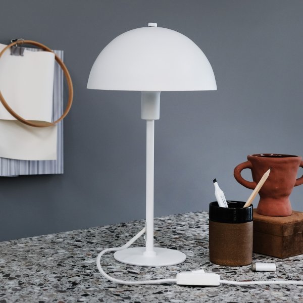 Stockholm 40cm Wit tafellamp Van Dyberg Larsen - De kleine witte tafellamp uit de serie Stockholm, met een hoogte van 38 cm, is ideaal voor het verlichten van de boekenplank, een smalle plank, de vensterbank, het nachtkastje en vele andere plaatsen.